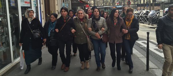 Nesrîn Abdalla, Commander of the all-female unit of the Kurdish People's Protection Units, with Kurdish women, who live in Paris. - Sputnik International
