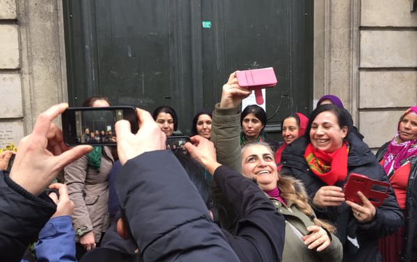 Nesrîn Abdalla, Commander of the all-female unit of the Kurdish People's Protection Units, with Kurdish women, who live in Paris. - Sputnik International