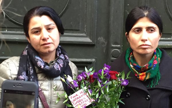 Nesrîn Abdalla, Commander of the all-female unit of the Kurdish People's Protection Units, with Kurdish women, who live in Paris. - Sputnik International