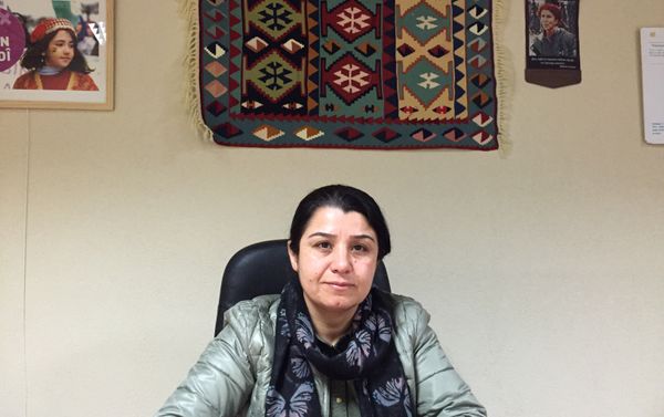 Nesrîn Abdalla, Commander of the all-female unit of the Kurdish People's Protection Units, with Kurdish women, who live in Paris. - Sputnik International