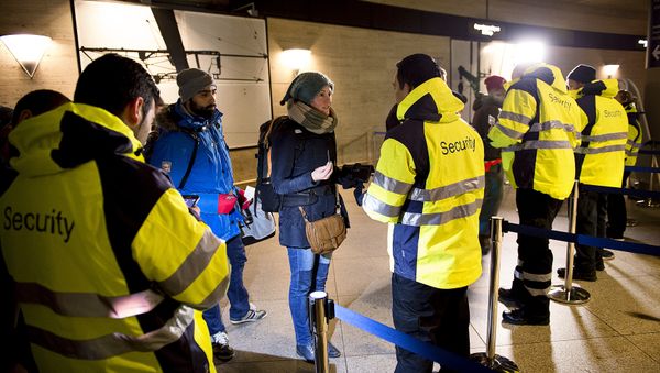 Security checks travelers IDs on January 4, 2016 at the train station in Kastrup (Denmark), the last stop before Sweden. Security checks travelers IDs on January 4, 2016 at the train station in Kastrup (Denmark), the last stop before Sweden. - Sputnik International