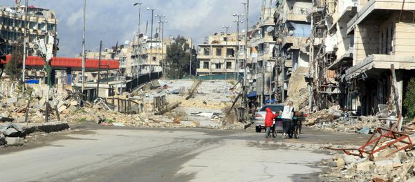 Residents push a cart near al-Shaar bridge in Aleppo's al-Shaar neighborhood, Syria, January 19, 2016 - Sputnik International