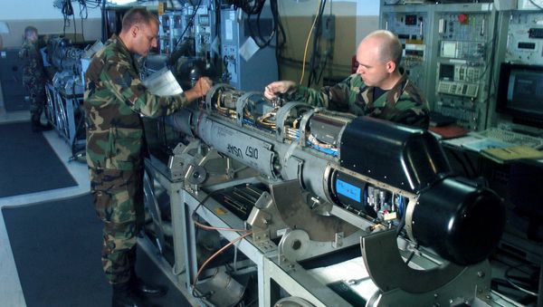 Tech. Sgt. Brad Mikula (left) and Staff Sgt. Jesse Marshall inspect an electronic countermeasures pod here - Sputnik International