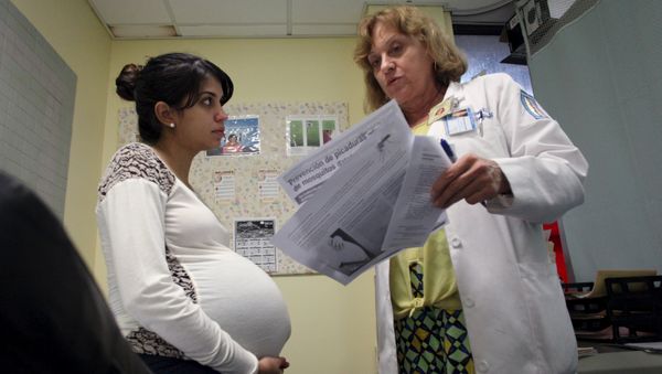 Nancy Trinidad, who is 32 weeks pregnant, listens to the explanation of a doctor about how to prevent Zika, Dengue and Chikungunya viruses at a public hospital in San Juan, Puerto Rico, February 3, 2016 Nancy Trinidad, who is 32 weeks pregnant, listens to the explanation of a doctor about how to prevent Zika, Dengue and Chikungunya viruses at a public hospital in San Juan, Puerto Rico, February 3, 2016 - Sputnik International