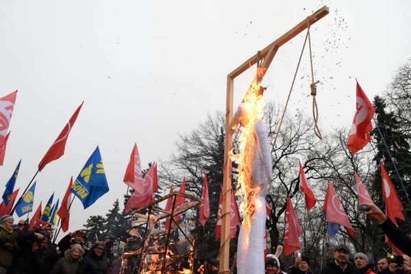Protesters outside the Verkhovna Rada (parliament) building in Kiev call for Ukraine's government to step down - Sputnik International