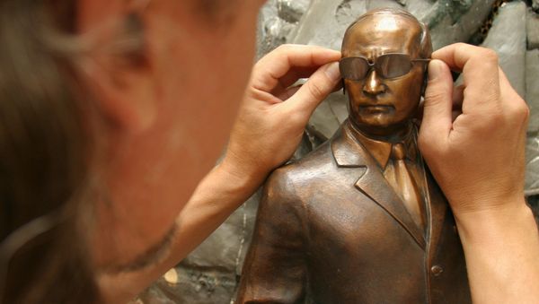 Russian artist Oleg Kukushkin working on a mini sculpture of Russian President Vladimir Putin Russian artist Oleg Kukushkin working on a mini sculpture of Russian President Vladimir Putin - Sputnik International