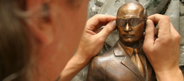 Russian artist Oleg Kukushkin working on a mini sculpture of Russian President Vladimir Putin - Sputnik International
