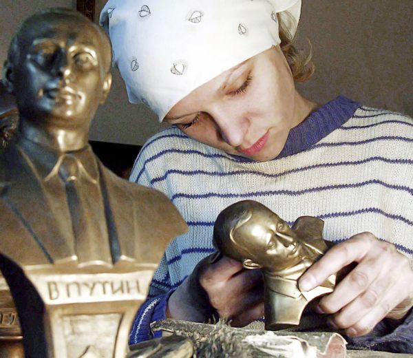 A young lady from the Rostov-based Klassik workshop making a bronze bust of Vladimir Putin A young lady from the Rostov-based Klassik workshop making a bronze bust of Vladimir Putin - Sputnik International