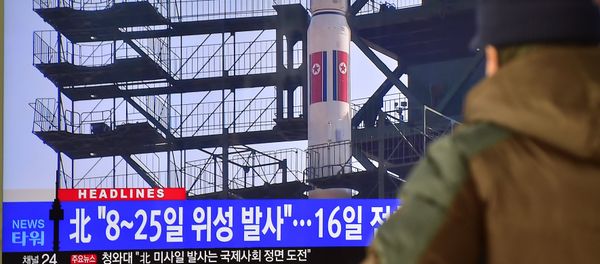 A man watches a news report on North Korea's planned rocket launch as the television screen shows file footage of North Korea's Unha-3 rocket which launched in 2012, at a railway station in Seoul on February 3, 2016 - Sputnik International