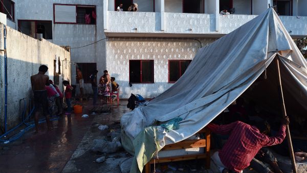Migrants wash themselves on August 16, 2015 in the abandoned Captain Elias hotel on the Greek Aegean island of Kos, where migrants arriving to the island have found shelter - Sputnik International