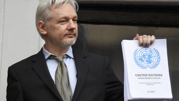 WikiLeaks founder Julian Assange holds a copy of a U.N. ruling as he makes a speech from the balcony of the Ecuadorian Embassy, in central London, Britain February 5, 2016. WikiLeaks founder Julian Assange holds a copy of a U.N. ruling as he makes a speech from the balcony of the Ecuadorian Embassy, in central London, Britain February 5, 2016. - Sputnik International