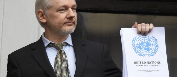 WikiLeaks founder Julian Assange holds a copy of a U.N. ruling as he makes a speech from the balcony of the Ecuadorian Embassy, in central London, Britain February 5, 2016. WikiLeaks founder Julian Assange holds a copy of a U.N. ruling as he makes a speech from the balcony of the Ecuadorian Embassy, in central London, Britain February 5, 2016. - Sputnik International
