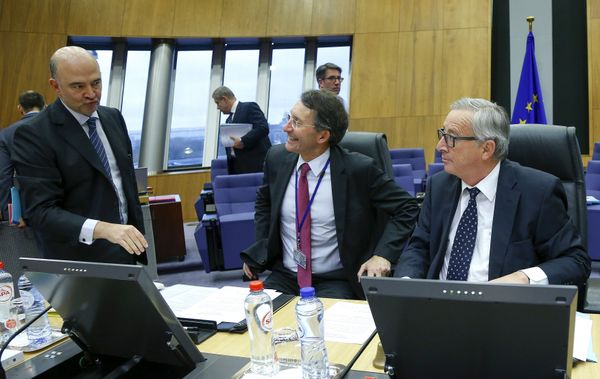 European Commission President Jean-Claude Juncker (R) talks with EU Economics Commissioner Pierre Moscovici (L) during an extraordinary meeting with EU commissioners on the Portugal's budget in Brussels, Belgium, February 5, 2016 - Sputnik International