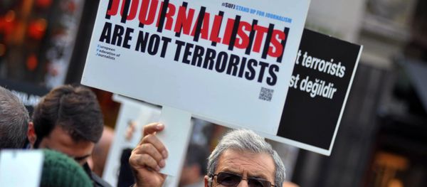 Turkish journalists gathered to protest against the jailing of opposition Cumhuriyet newspaper's editor-in-chief Can Dundar and Ankara representative Erdem Gul, in Istanbul, Saturday, Dec. 26, 2015 Turkish journalists gathered to protest against the jailing of opposition Cumhuriyet newspaper's editor-in-chief Can Dundar and Ankara representative Erdem Gul, in Istanbul, Saturday, Dec. 26, 2015 - Sputnik International