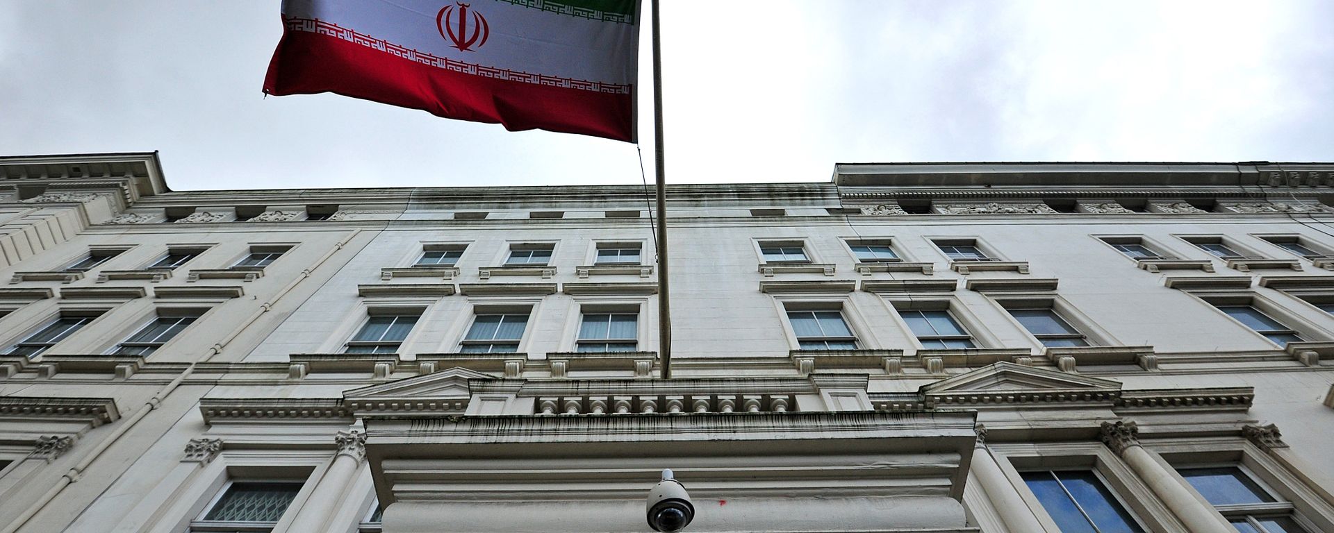 The Iranian flag hangs outside the Iranian embassy in central London on February 20, 2014 The Iranian flag hangs outside the Iranian embassy in central London on February 20, 2014 - Sputnik International, 1920, 25.09.2022