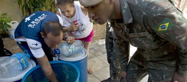 Soldiers and a Health Ministry agent look for larvae of Aedes aegypti mosquito, vector of the Zika, Dengue ans Chikungunya viruses, during an operation to fight them in Sao Paulo, Brazil on February 3, 2016 Soldiers and a Health Ministry agent look for larvae of Aedes aegypti mosquito, vector of the Zika, Dengue ans Chikungunya viruses, during an operation to fight them in Sao Paulo, Brazil on February 3, 2016 - Sputnik International
