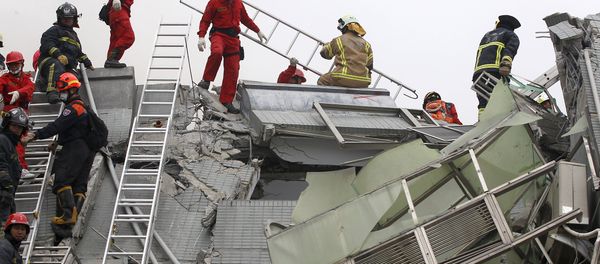 Rescue personnel work at the site where a 17-storey apartment building collapsed in an earthquake in Tainan, southern Taiwan, February 6, 2016 - Sputnik International