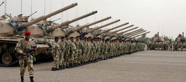 Bahraini soldiers line up at the 35th armored brigade camp, northern Kuwaiti desert (file photo) - Sputnik International