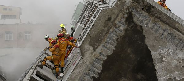 Rescue personnel work at the site where a 17-storey apartment building collapsed, after an earthquake in Tainan, southern Taiwan, February 6, 2016 Rescue personnel work at the site where a 17-storey apartment building collapsed, after an earthquake in Tainan, southern Taiwan, February 6, 2016 - Sputnik International