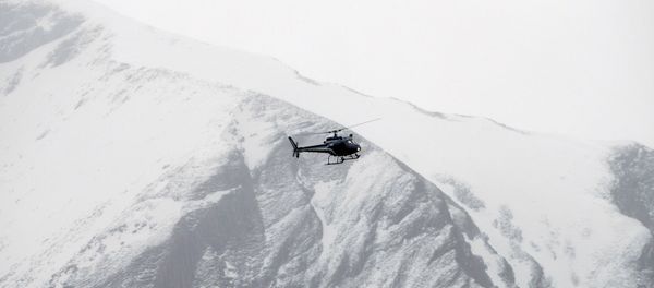 Rescue helicopters fly over the mountainside. - Sputnik International