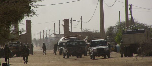Malian soldiers stand guard at a checkpoint at the entrance to Timbuktu, Mali, after unknown assailants attacked and withdrew from inside a UN police base in the city, February 5, 2016. - Sputnik International