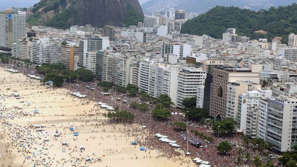General view of revelers enjoying the A Favorita carnival band parade on Copacabana Beach, Rio de Janeiro, Brazil, on February 6, 2016 General view of revelers enjoying the A Favorita carnival band parade on Copacabana Beach, Rio de Janeiro, Brazil, on February 6, 2016 - Sputnik International