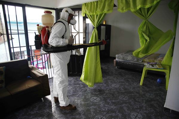 A health worker sprays insecticide inside the home of a woman diagnosed with the Zika virus in Acacias, Colombia - Sputnik International