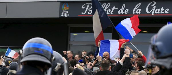 Activists against migrants shout slogans as retired French General Christian Piquemal makes an address during a protest organized by the anti-Islam group PEGIDA, in Calais, France - Sputnik International