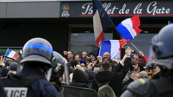 Activists against migrants shout slogans as retired French General Christian Piquemal makes an address during a protest organized by the anti-Islam group PEGIDA, in Calais, France - Sputnik International