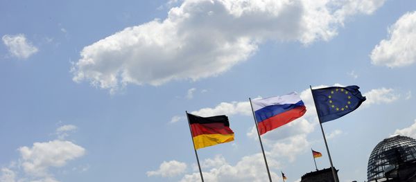 The Russian flag flutters between the flags of Germany (L) and Europe as in the background is seen the cupola of the Reichstag housing the Bundestag at the Chancellery in Berlin The Russian flag flutters between the flags of Germany (L) and Europe as in the background is seen the cupola of the Reichstag housing the Bundestag at the Chancellery in Berlin - Sputnik International