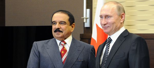Russian President Vladimir Putin (R) and Bahrain's King Hamad bin Isa Al Khalifa pose for a photo during a meeting at the Bocharov Ruchei state residence in Sochi, Russia - Sputnik International