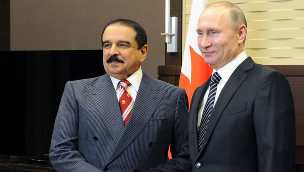 Russian President Vladimir Putin (R) and Bahrain's King Hamad bin Isa Al Khalifa pose for a photo during a meeting at the Bocharov Ruchei state residence in Sochi, Russia - Sputnik International