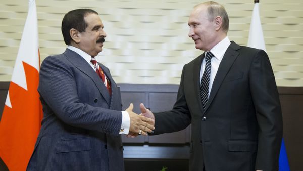 Russian President Vladimir Putin (R) welcomes Bahrain's King Hamad bin Isa Al Khalifa during a meeting at the Bocharov Ruchei state residence in Sochi, Russia - Sputnik International