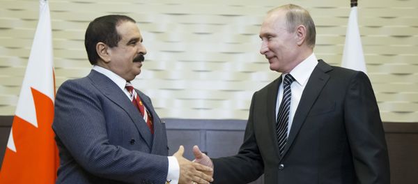 Russian President Vladimir Putin (R) welcomes Bahrain's King Hamad bin Isa Al Khalifa during a meeting at the Bocharov Ruchei state residence in Sochi, Russia - Sputnik International