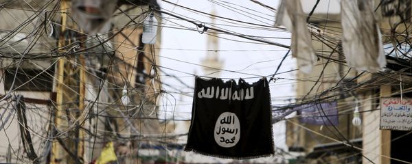 An Islamic State flag hangs amid electric wires over a street. - Sputnik International