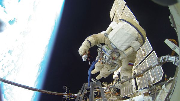 Space walk by Russian Cosmonauts - Sputnik International