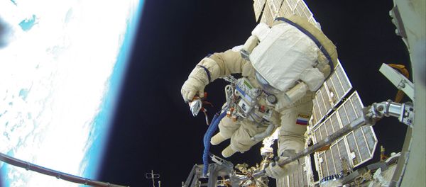 Space walk by Russian Cosmonauts - Sputnik International