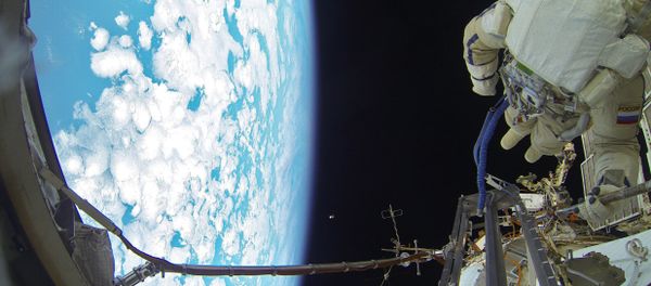 Space walk by Russian Cosmonauts - Sputnik International