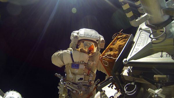 Space walk by Russian Cosmonauts - Sputnik International