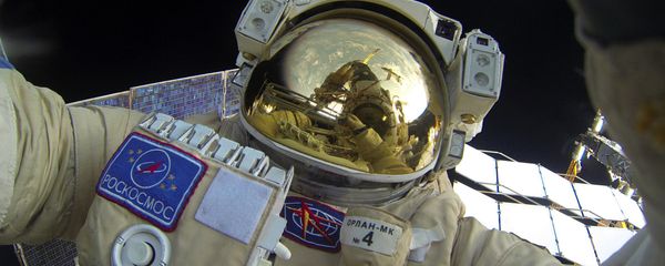 Space walk by Russian Cosmonauts - Sputnik International