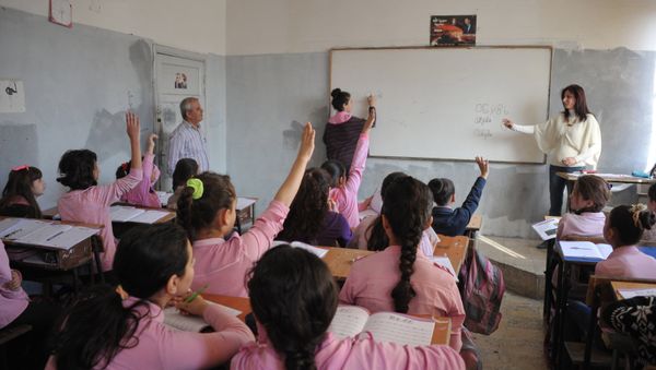 Drilling Russian writing by the 7th form students at the Suhel Abu Ashshamljat girls' school, Latakia. - Sputnik International