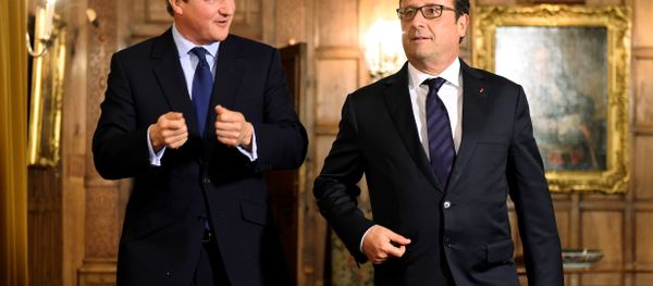 French President Francois Hollande (R) meets with British Prime Minister David Cameron (L) in the Great Polour at the prime minister's Chequers residence before a working dinner near Ellesborough, northwest of London, on September 22, 2015. - Sputnik International