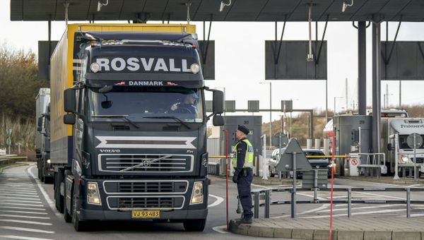 Police and customs personnel stop a freight truck at the toll booth at the Swedish end of the bridge between Sweden and Denmark in Malmo, Sweden Police and customs personnel stop a freight truck at the toll booth at the Swedish end of the bridge between Sweden and Denmark in Malmo, Sweden - Sputnik International