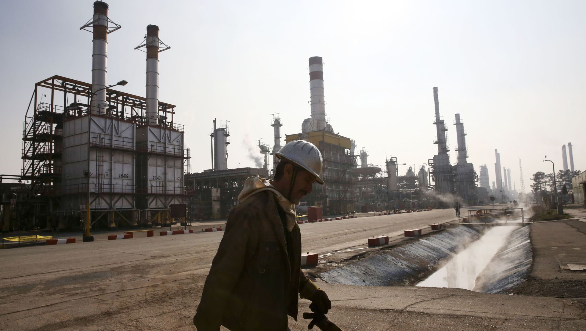 In this 22 December 2014 file photo, an Iranian oil worker makes his way through Tehran's oil refinery, south of the Iranian capital. In this 22 December 2014 file photo, an Iranian oil worker makes his way through Tehran's oil refinery, south of the Iranian capital. - Sputnik International, 1920, 29.04.2021