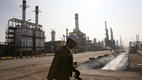 In this Dec. 22, 2014 file photo, an Iranian oil worker makes his way through Tehran's oil refinery south of the capital Tehran, Iran. - Sputnik International
