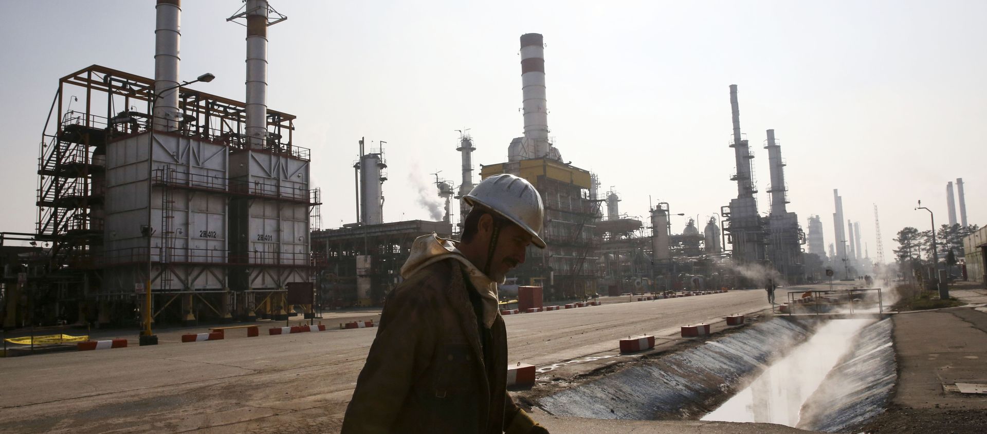 In this 22 December 2014 file photo, an Iranian oil worker makes his way through Tehran's oil refinery, south of the Iranian capital. In this 22 December 2014 file photo, an Iranian oil worker makes his way through Tehran's oil refinery, south of the Iranian capital. - Sputnik International, 1920, 29.04.2021