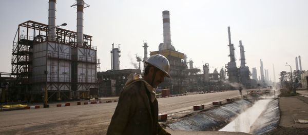 In this Dec. 22, 2014 file photo, an Iranian oil worker makes his way through Tehran's oil refinery south of the capital Tehran, Iran. In this Dec. 22, 2014 file photo, an Iranian oil worker makes his way through Tehran's oil refinery south of the capital Tehran, Iran. - Sputnik International