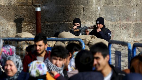 Turkish police stand guard one of the entrance of Sur district, which is partially under curfew, in the Kurdish-dominated southeastern city of Diyarbakir, Turkey January 29, 2016. - Sputnik International