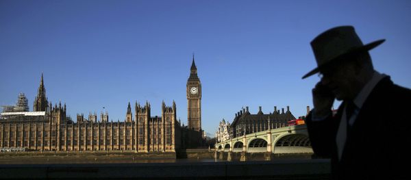 A man is silhouetted in front of the Houses of Parliament on a sunny winter's morning in London, Britain January 15, 2016. - Sputnik International