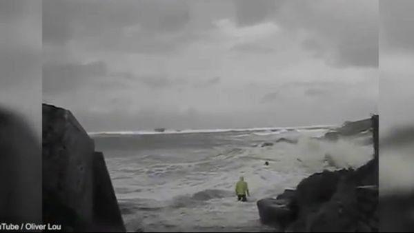 Man helps elderly couple nearly swept out to sea - Sputnik International